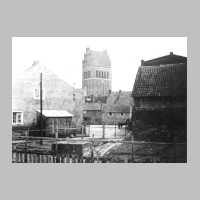 001-0183 Blick auf die Kirche ueber den Siebenbruederplatz.jpg